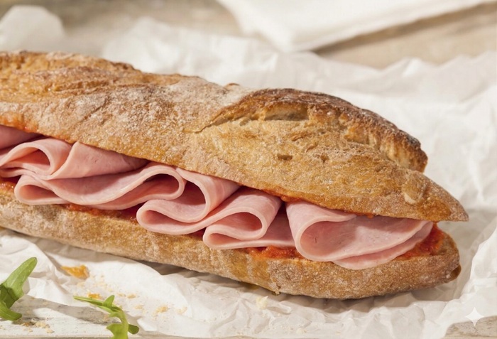 Bocadillo de tomate y jamón york