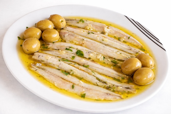 Boquerones con aceitunas