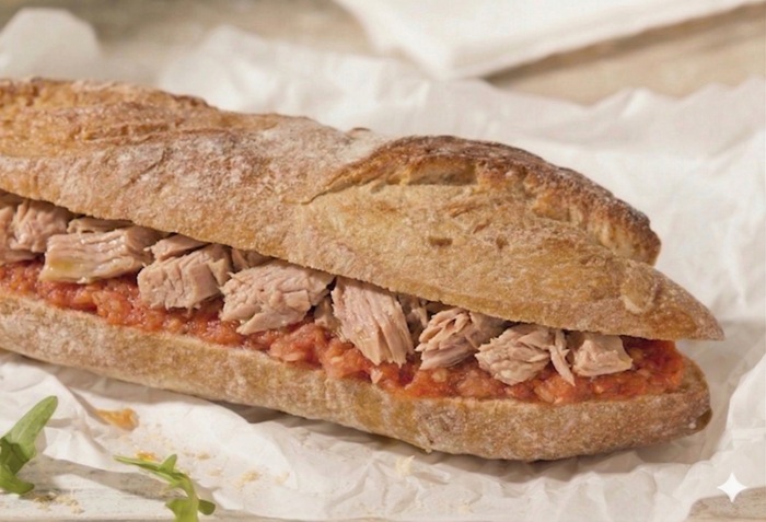 Bocadillo de tomate y atún