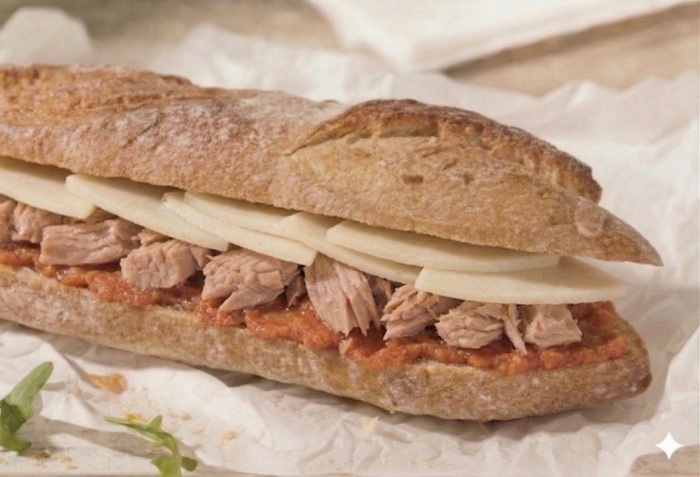 Bocadillo de tomate, queso semicurado y atún