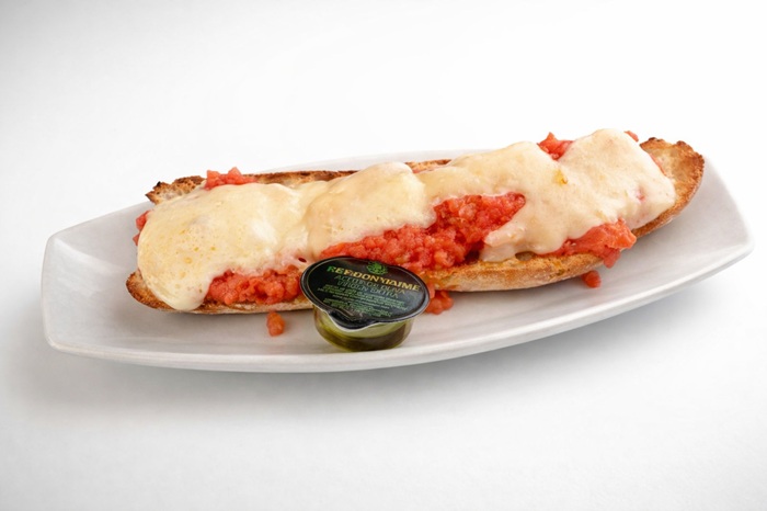 1/2 Tostada con tomate y queso