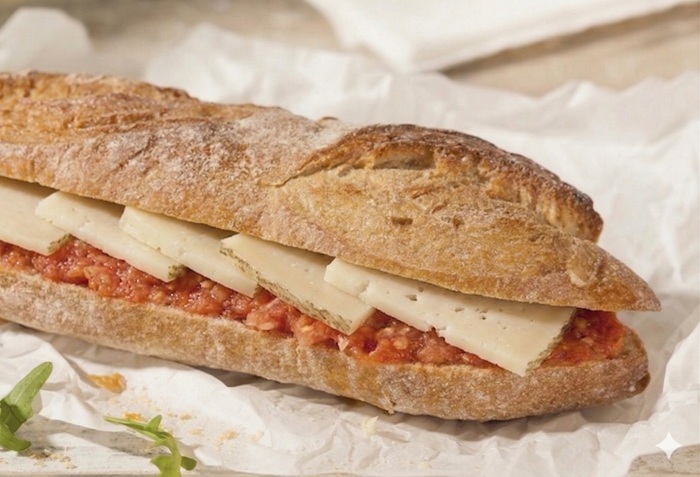 Bocadillo de tomate y queso semicurado