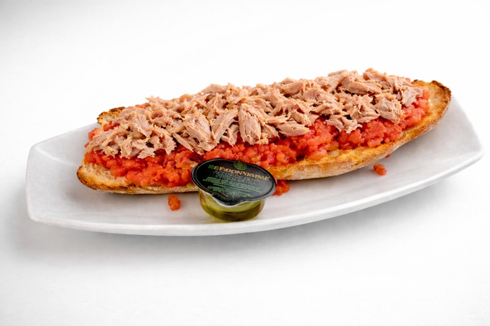 1/2 Tostada con tomate y atún