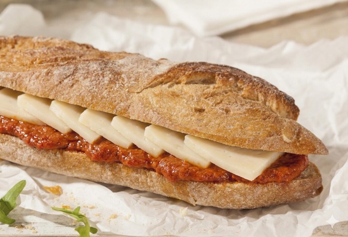 Bocadillo de sobrasada y queso semicurado