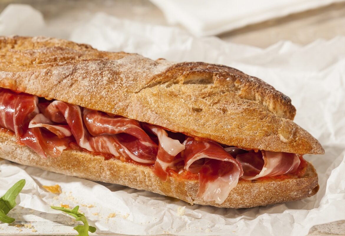 Bocadillo de tomate y jamón serrano