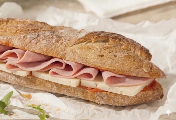 Bocadillo de tomate, queso semicurado y jamón york