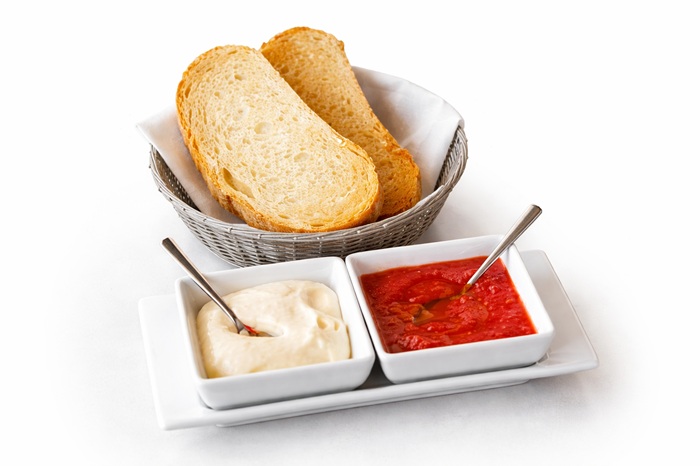 Pan tostado con tomate y salsa alioli