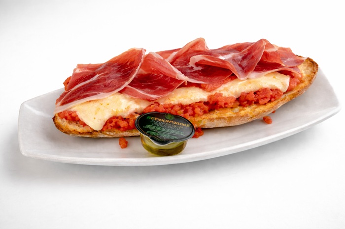 1/2 Tostada con tomate, queso y jamón serrano